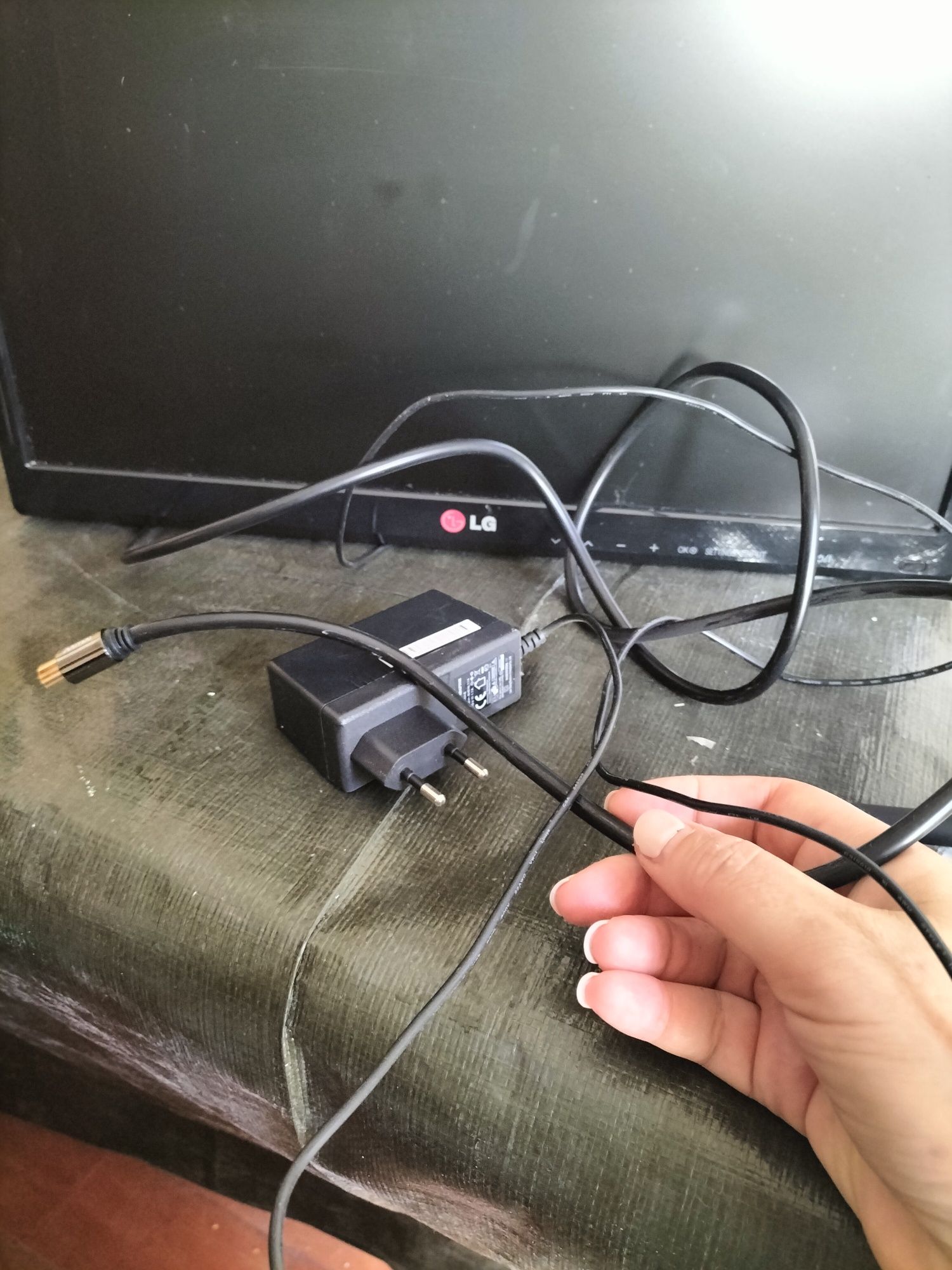 TV LG pequena, modelo 19MN43D-PZ de 2013