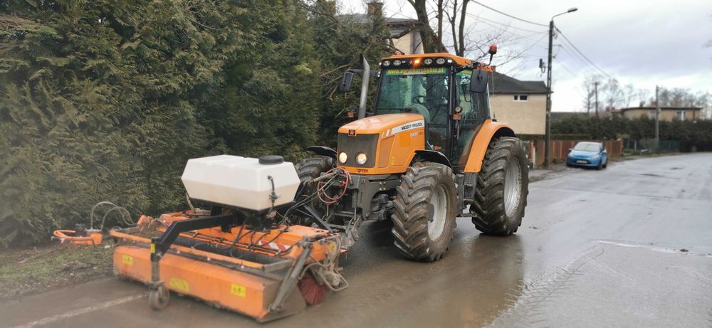 Zamiatanie utrzymanie czystości sprzątanie zamiatarka dróg chodników