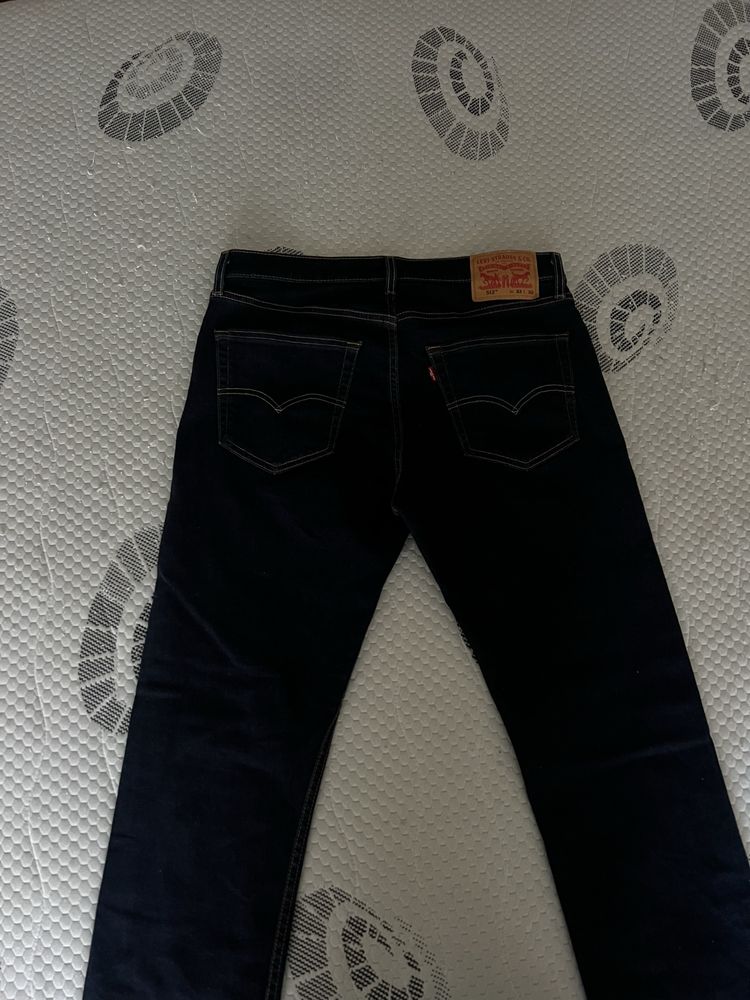 Calças Levis semi-novas