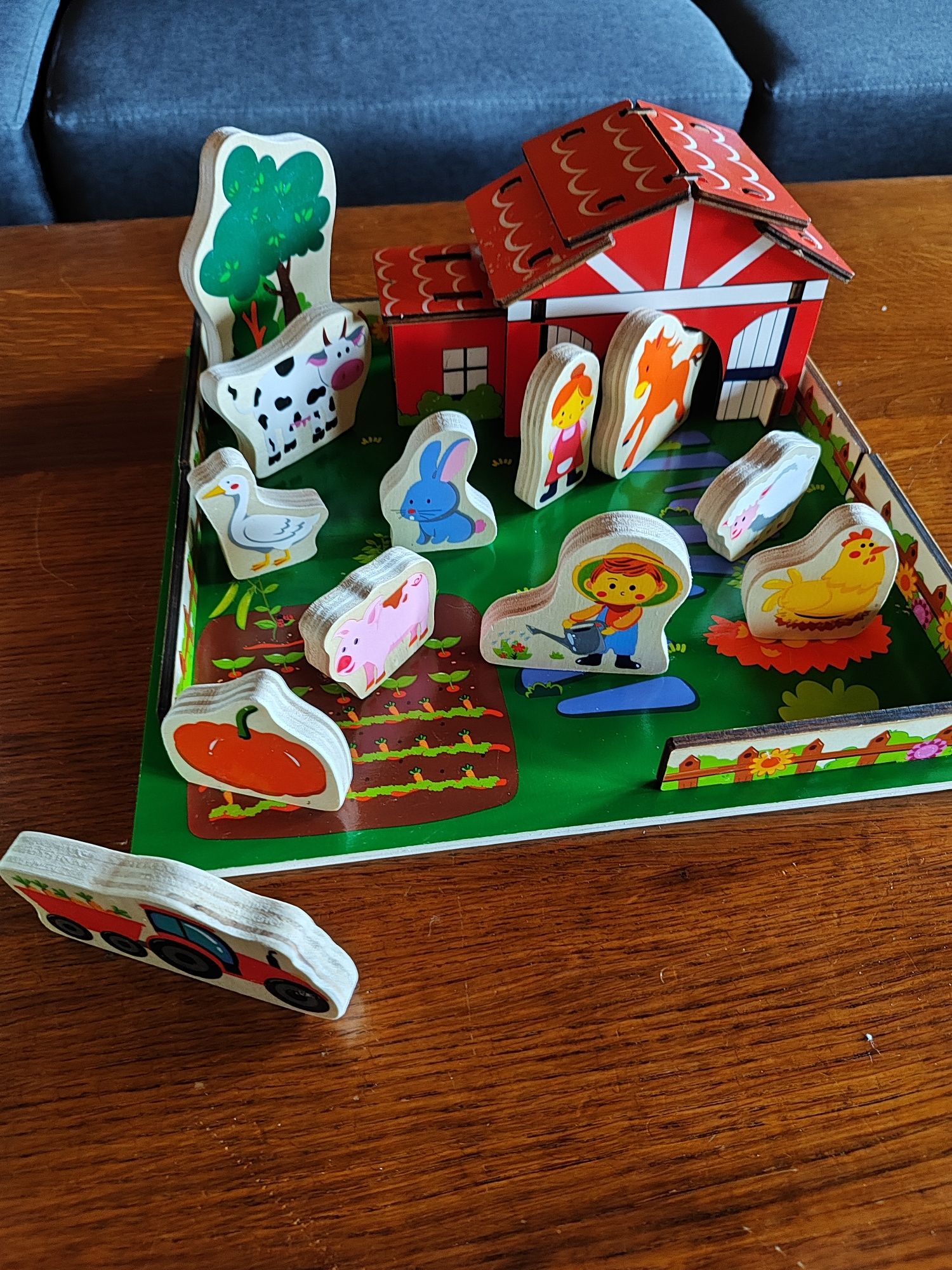 Zestaw układanek drewnianych puzzle piramidki kredki fisher price