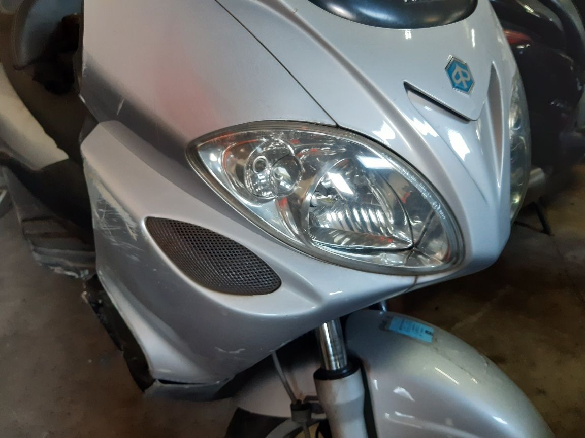 Piaggio x 9 Lampa przód