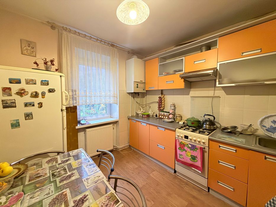 Продається квартира 3 кім., житловий стан, 66 м.кв., м.Яремче