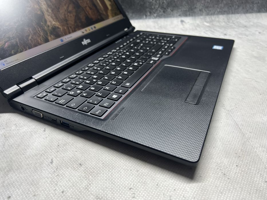 Fujitsu LifeBook / i5 8265u 3.9 GHz / 256SSD / 8GB DDR4 / 15.6FHD /W11