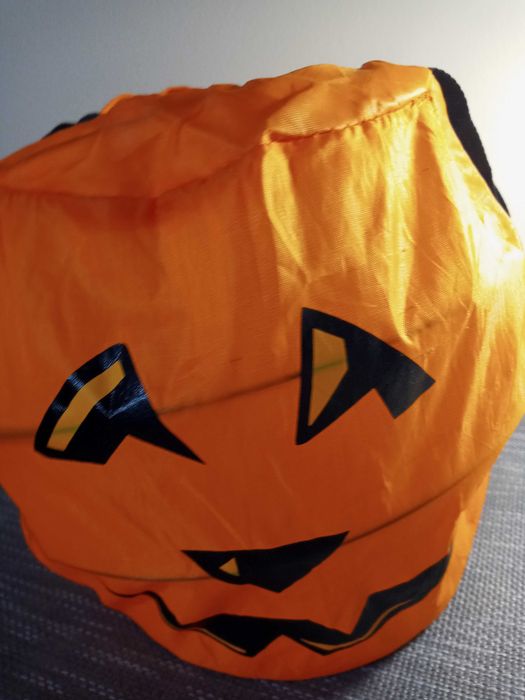 Torebki i straszna maska na Halloween