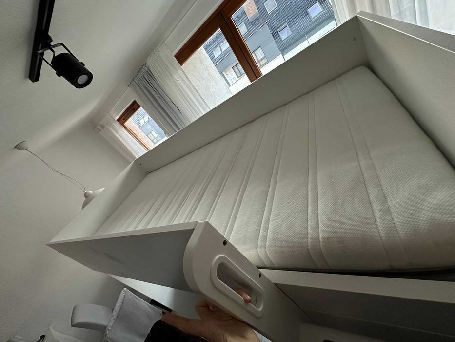 Łóżko z antresolą i biurkiem Ikea Smastad. Z materacem