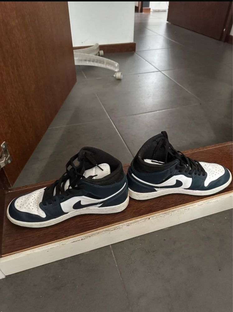 Nike Air Jordan 1 Mid originais, tamanho 43