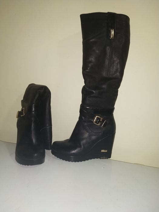 Жіноче шкіряне взуття. Ботинки жіночі. Высокие, кожаные на платформе.