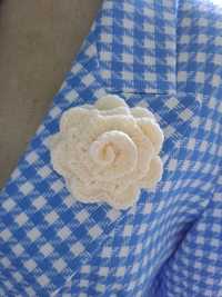 Broszka róża ręcznie robiona na szydełku