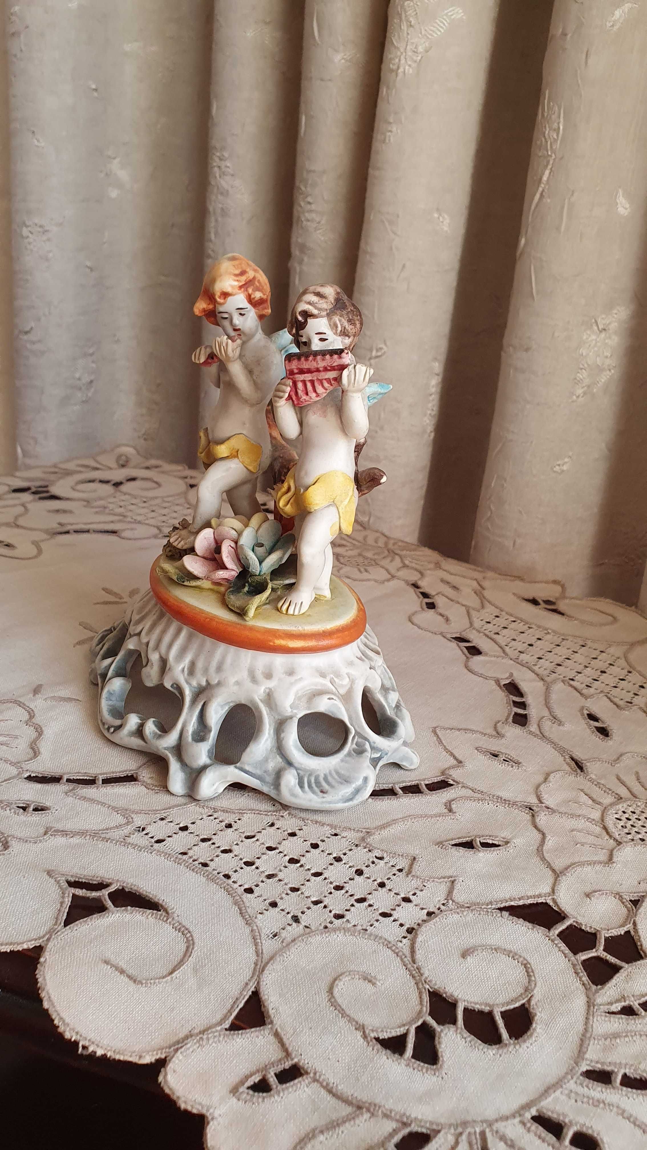 Arte Sacra - Peça Decorativa de Anjos em Porcelana.