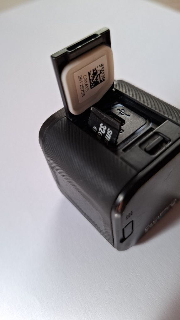 GoPro Hero 4 Session + zestaw z kartą na 32GB
OPIS
HERO Session to p
