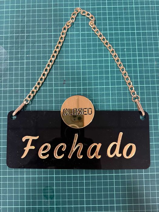 placa de acrilico detalhe espelhado