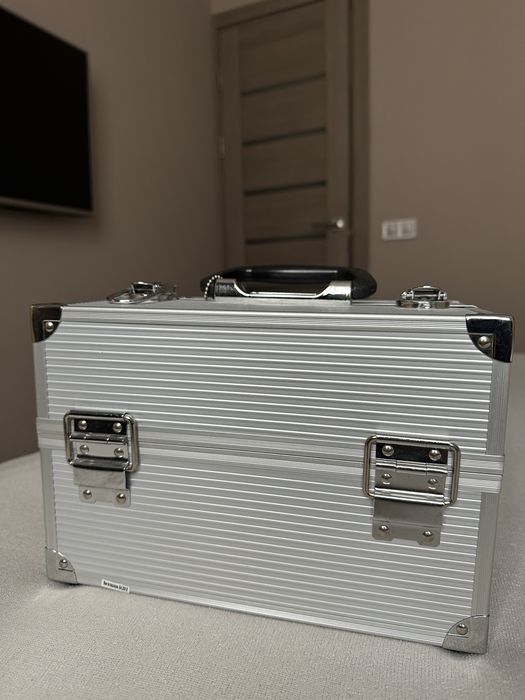 Металевий кейс для косметики