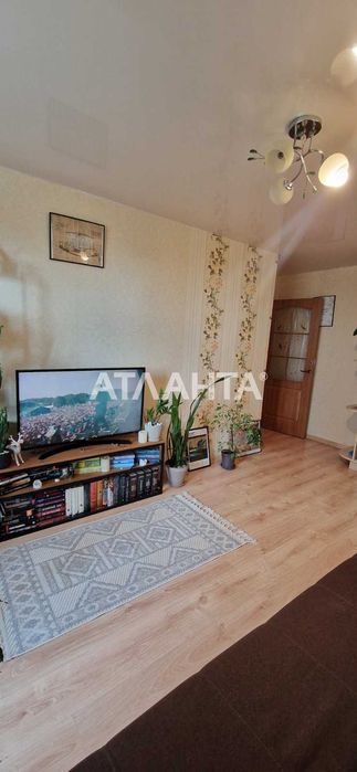 Просторная комната с ремонтом. Кухня  и санузел на двоих