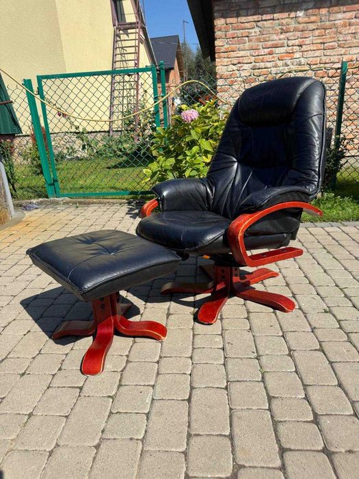 кресло кожаное реклайнер с пуфом или меняю на офисное кресло кожаное