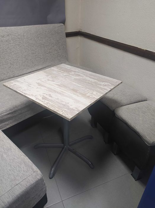 Mesas quadradas (30€) e mesas retangulares (35€)