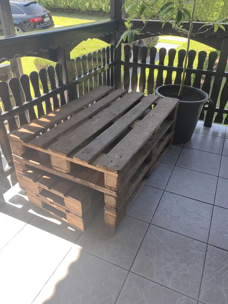 Sprzedam ławę z palet wraz z dwoma taboretami