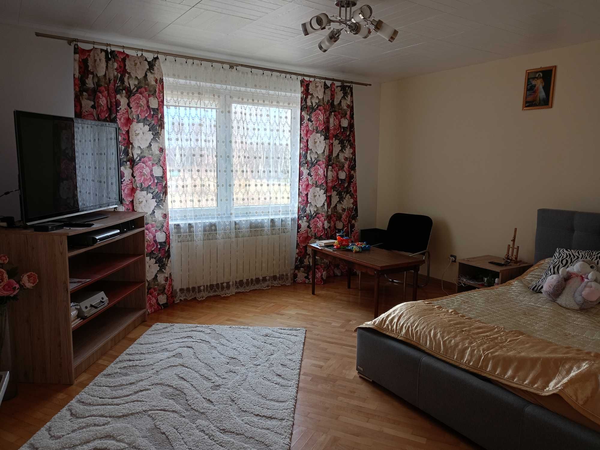Bezpośrednio sprzedam duży i wygodny dom dla jednej lub dwóch rodzin