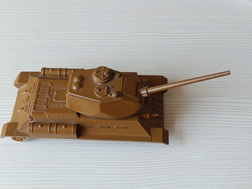 Модель танка Т-34, масштаб 1:43, металл, СССР.