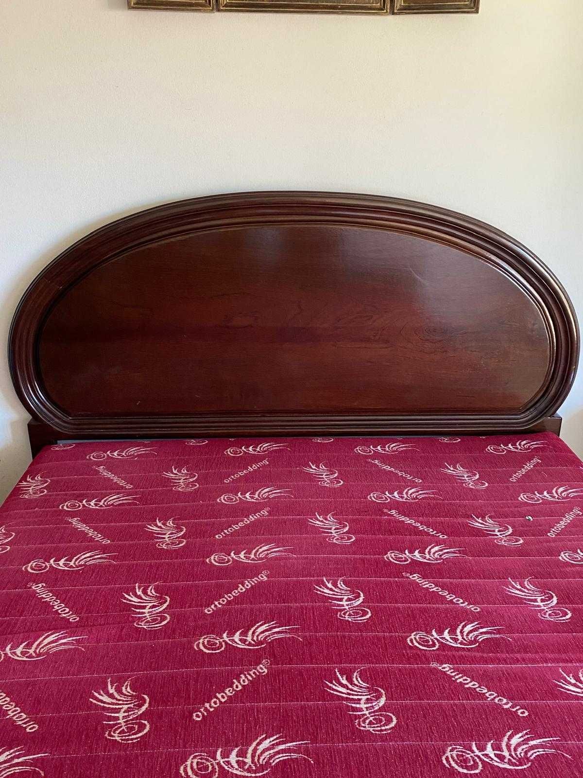 Cama de casal em madeira castanha