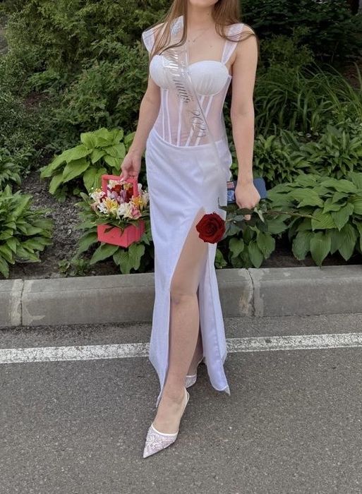 Вечірня сукня біла з блискітками