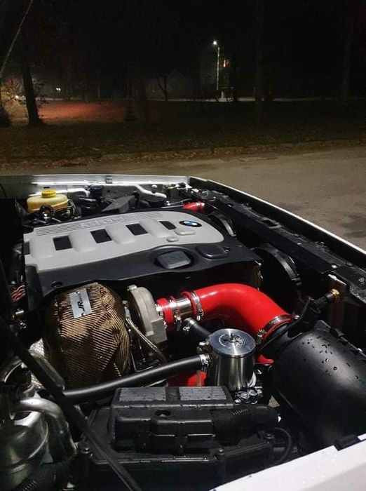 Przewód zasilania turbosprężarki top mount swap nissan jeep m57
