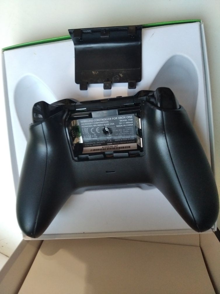 Геймпад Xbox One.