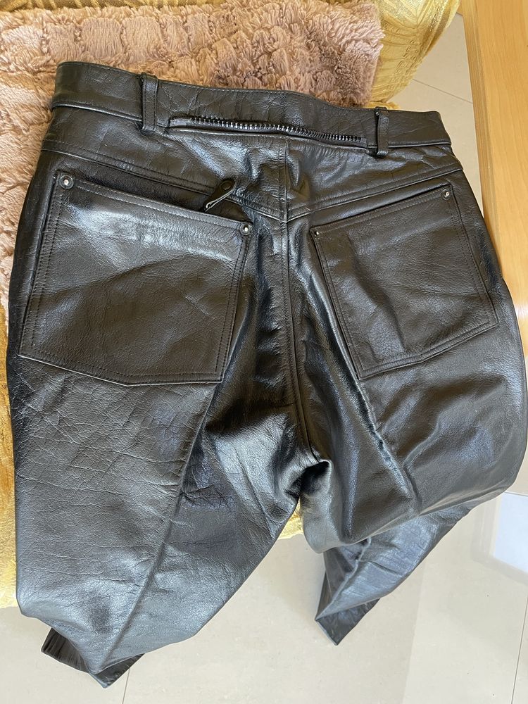 Fato de motard blusão e calça.