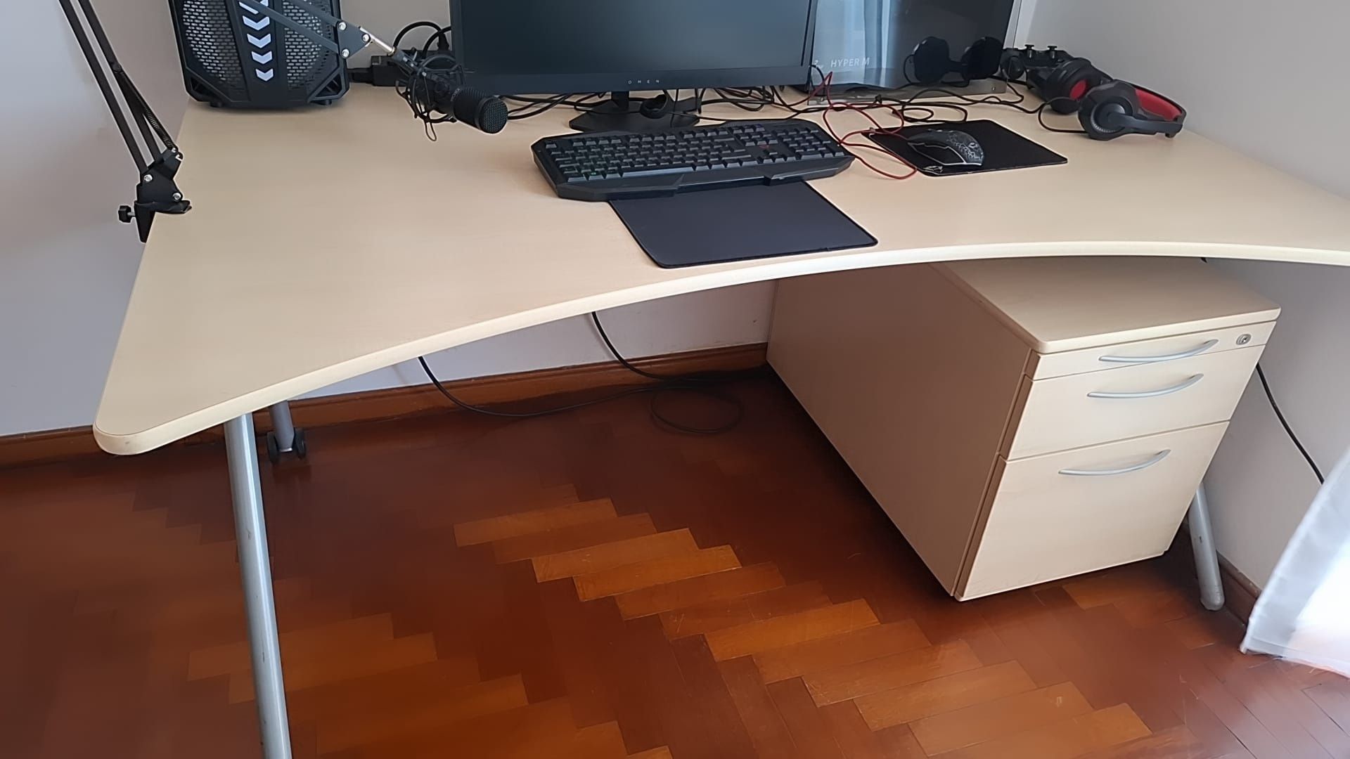 Secretária de escritório com tomada embutida