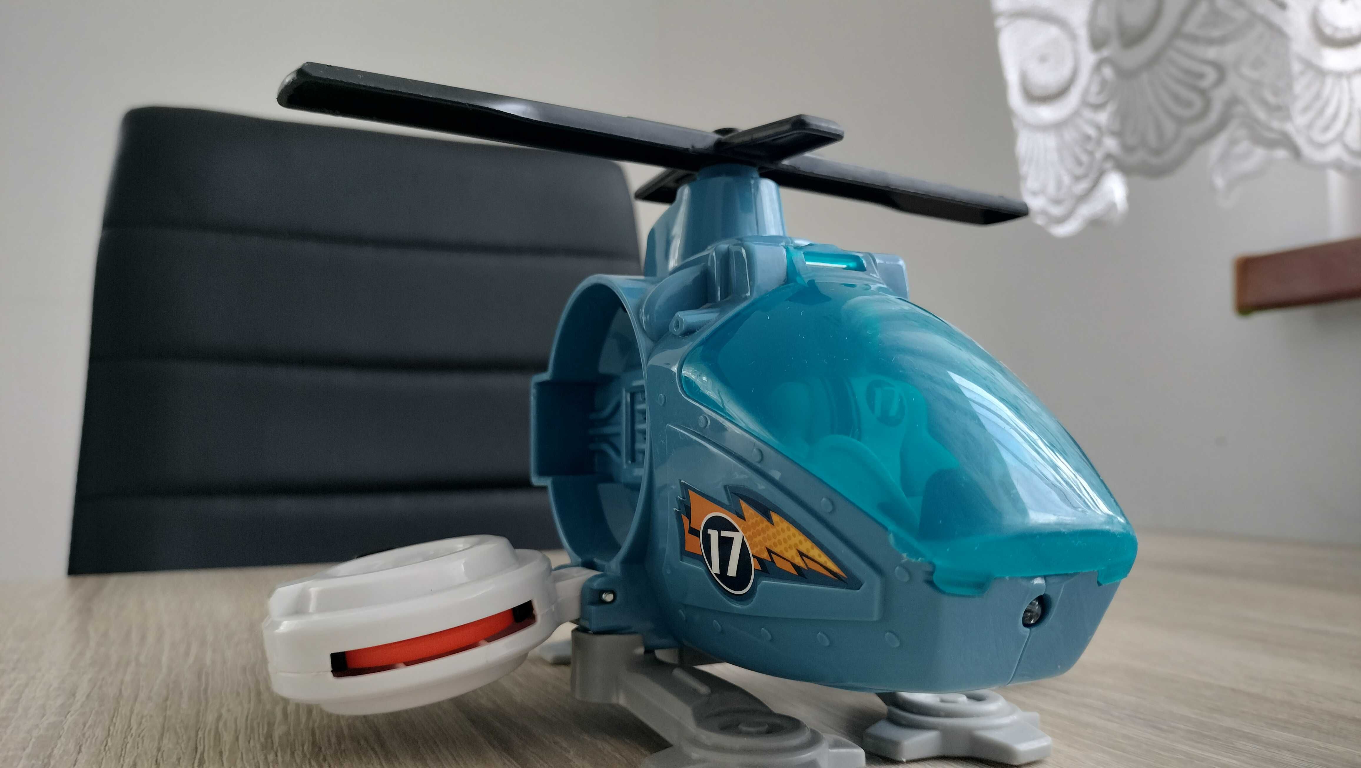 Helikopter na baterie z wyrzutniami i ludzikiem