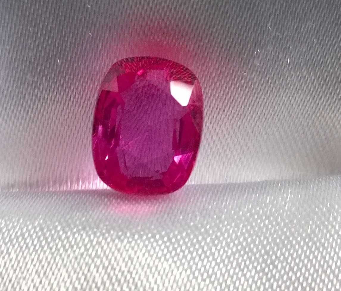 Szafir różowy 4.4 CT,   9.8 x 7.6 mm  - oczko na pierścionek