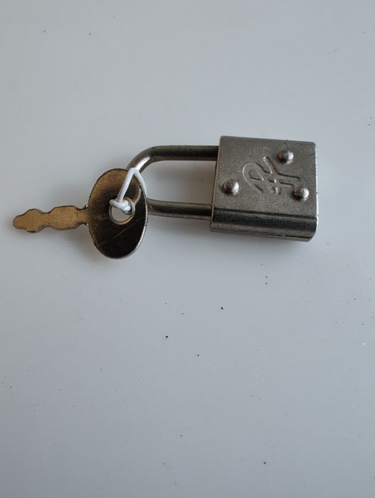 Kłódka do kuferka z kluczykiem z PRL-u