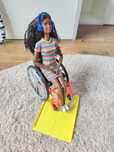 Lalka barbie na wózku inwalidzkim mattel