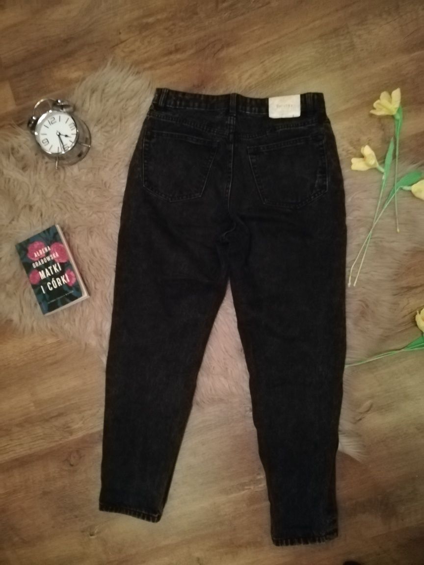 Czarne jeansy boyfriend firmy Bershka, rozm z metki M