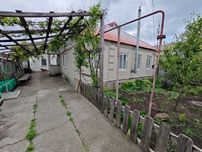 Продам хороший дом в Александровке с ремонтом плюс летняя кухня.