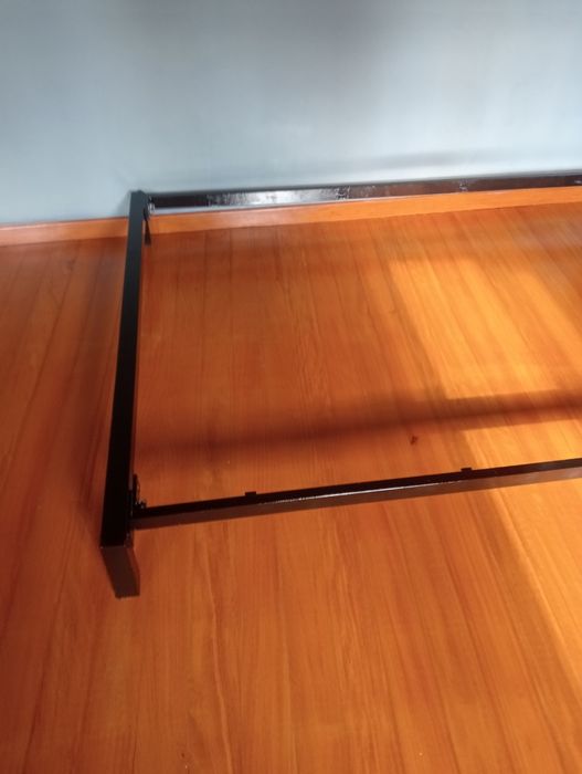 Cama casal em metal trabalhada.
Dimensões altura 1,51m ,