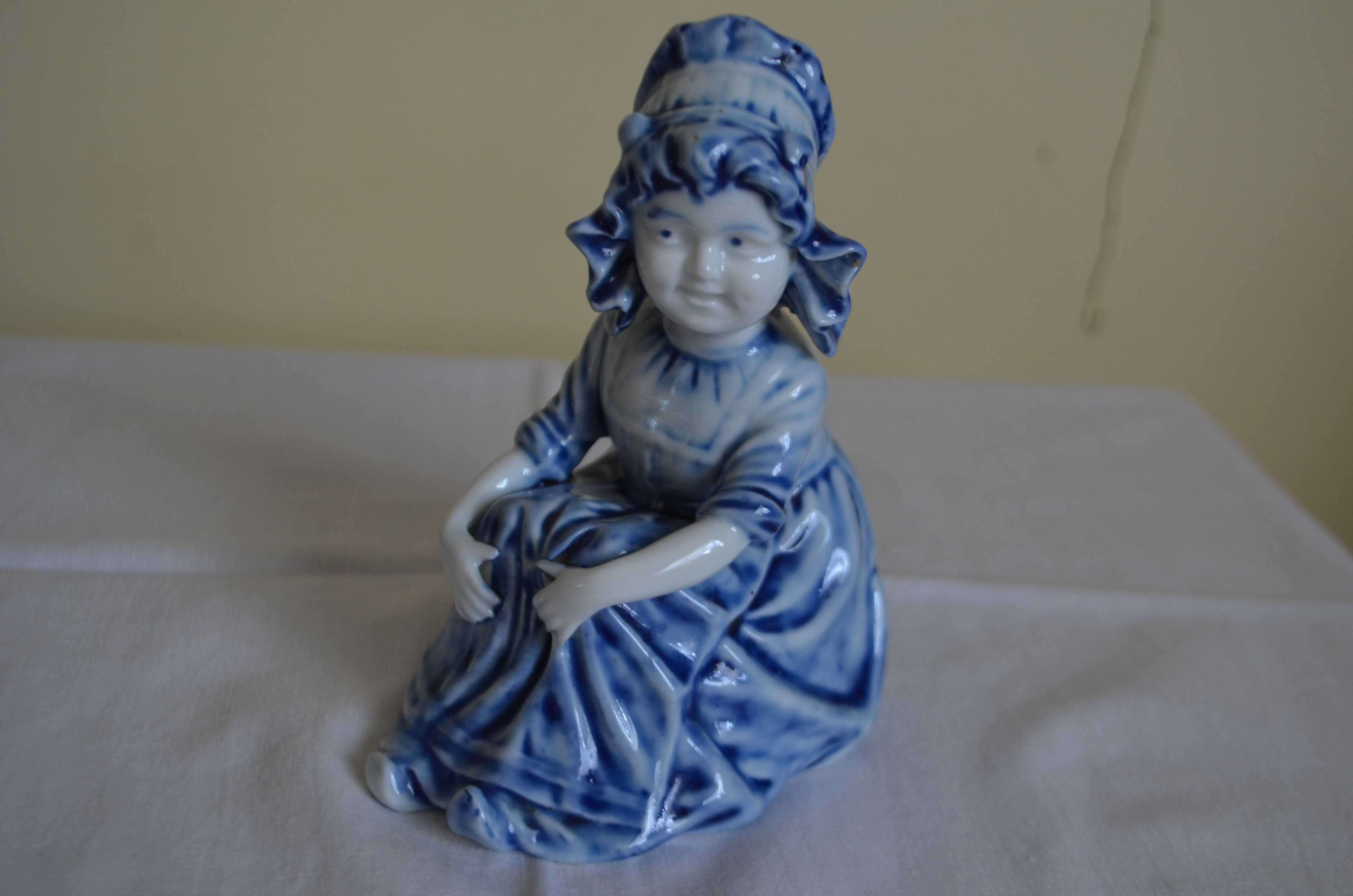 figurka dziewczynki porcelana holenderska seria kobaltowa