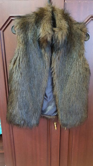 Меховой жилет на молнии