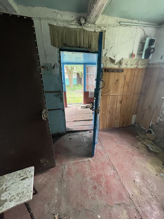 Дом в городе. Узин.Боьшой двор,спокойное место для проживания.