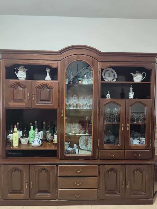 Móvel Clássico e Mesa e Cadeiras