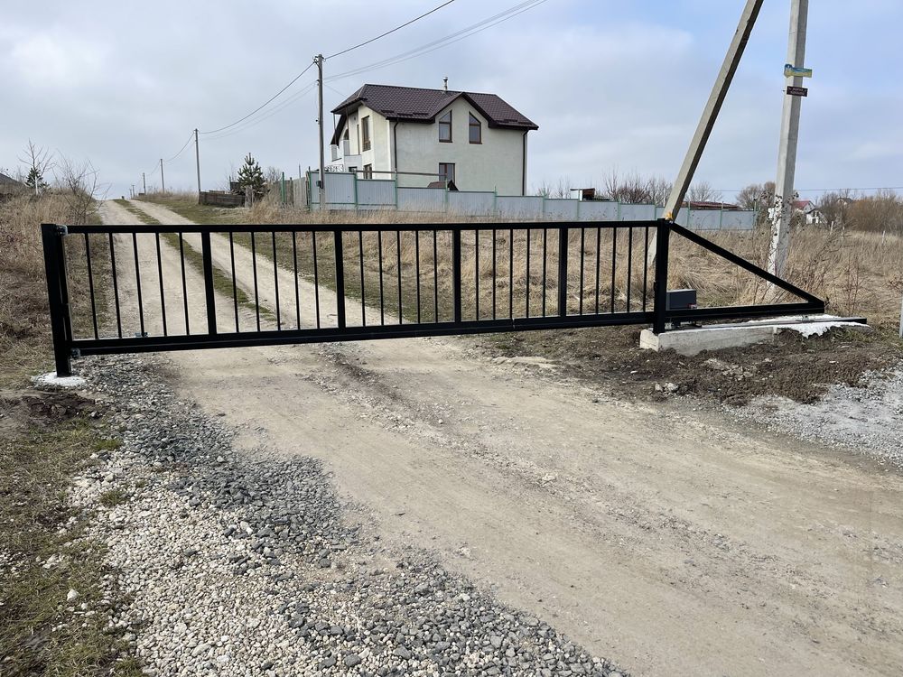 Власник. Будинок біля озера в новому, закритому масиві.