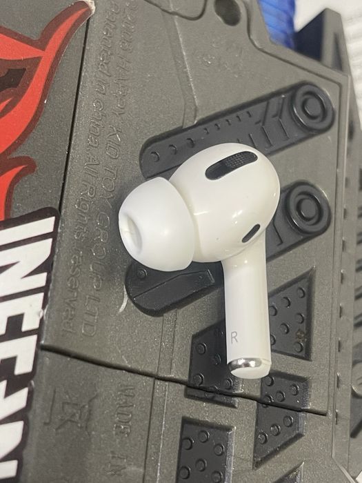 Продаю AirPods pro правий оригінал АирПодс про правий без кейсу