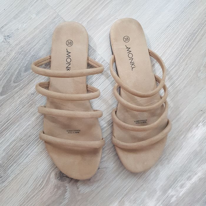 Классные бежевые замшевые сандали Monki