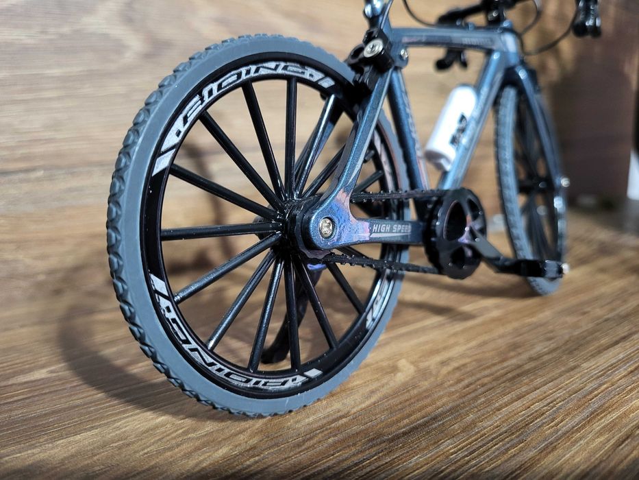 Rower szosowy-szosa -miniaturka