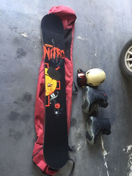 Deska snouboardowa buty gogle kask i pokrowiec