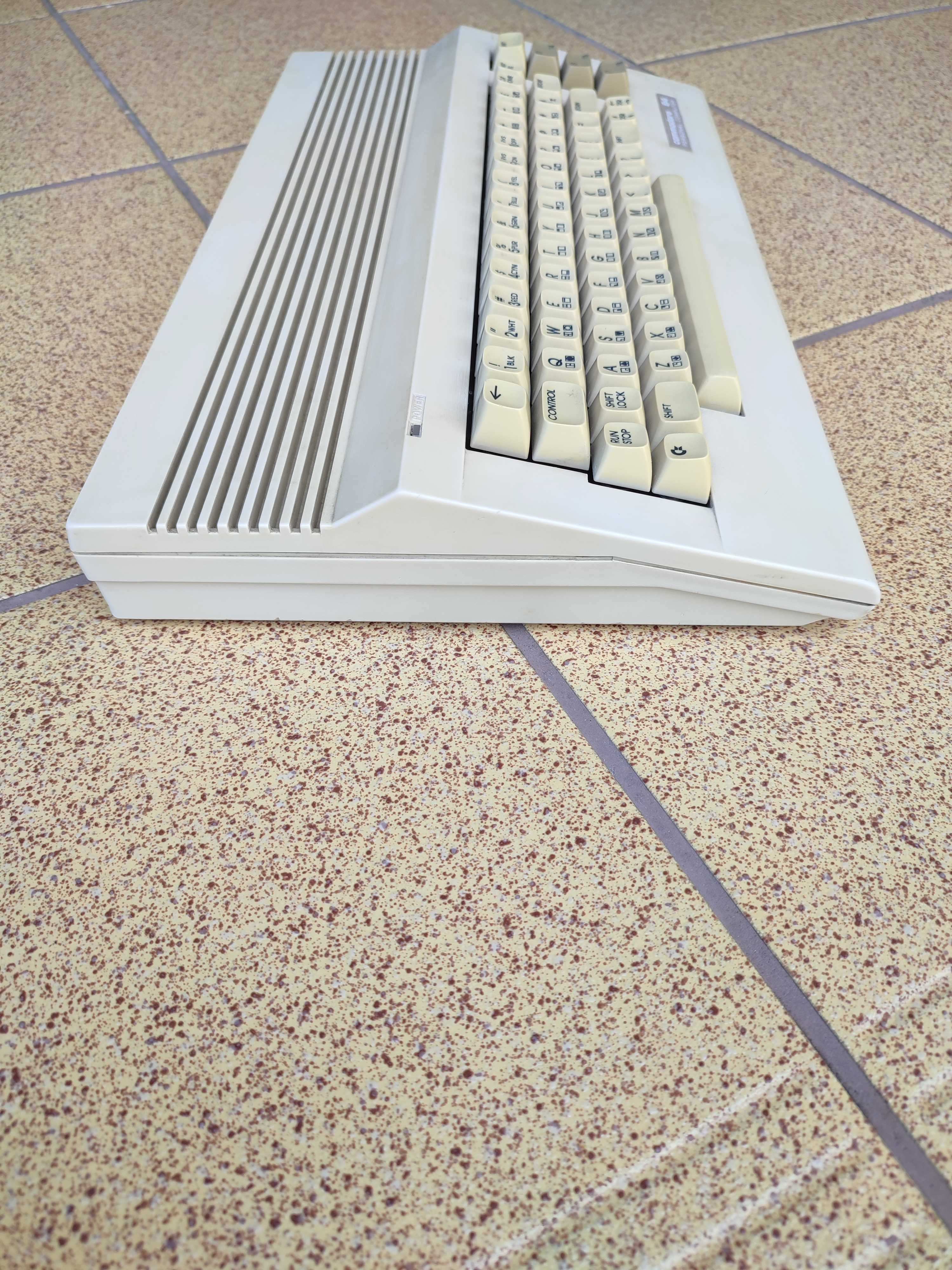 Commodore C64 w zestawie z magnetofonem i zasilaczem.