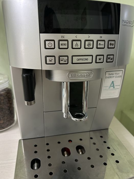 Продам кавомашинку Delonghi в доброму стані