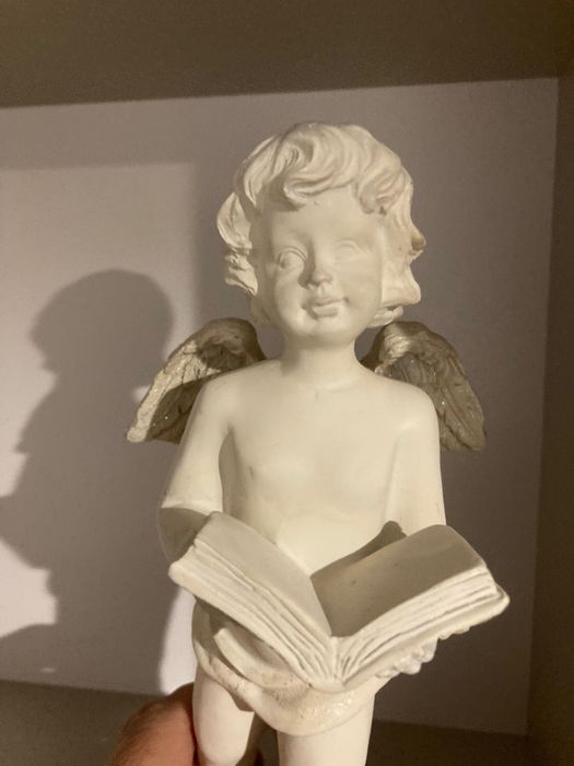 Anioł czytający księgę, rzeźba, figurka