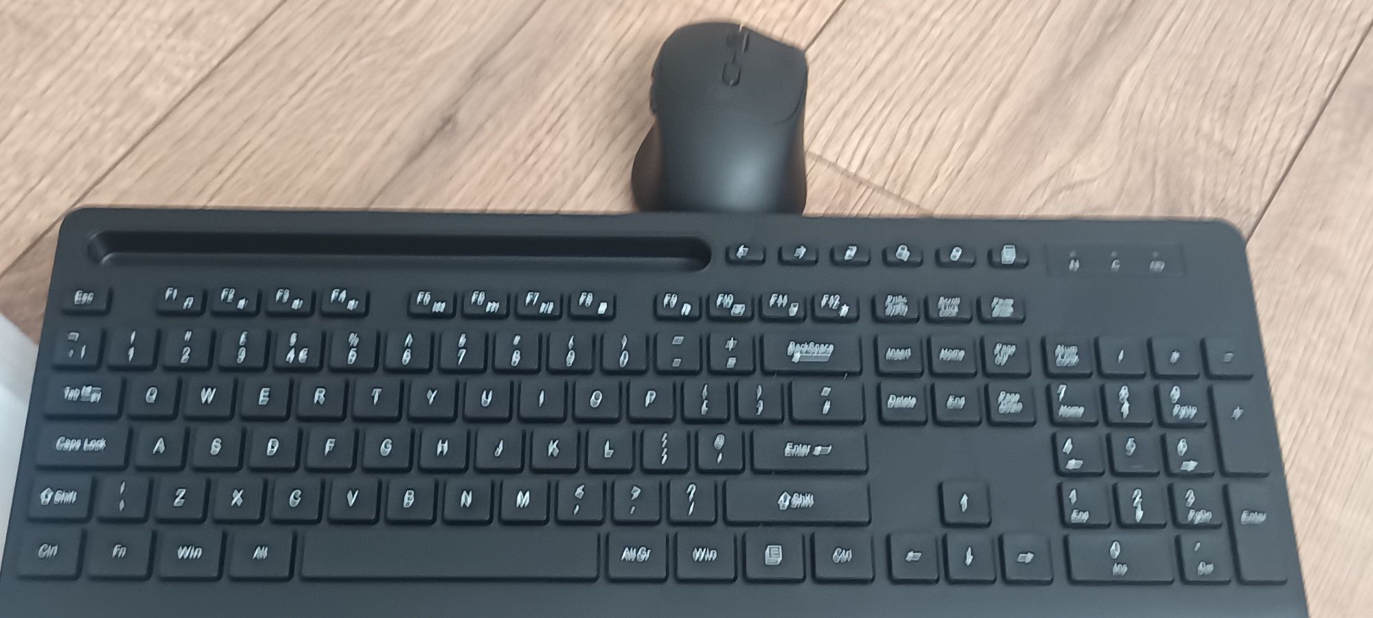 Bezprzewodowa klawiatura i mysz, podpórka pod nadgarstki
