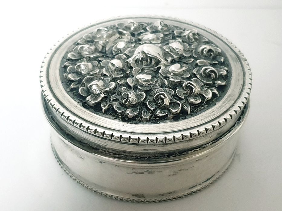 Maravilhosa antiga caixa com floral em relevo em prata portuguesa