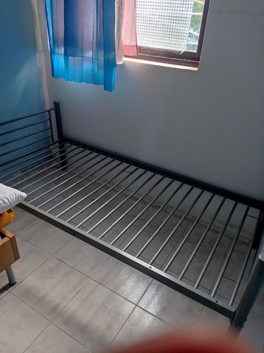 Uma estrutura de cama solteiro metálica cinza 90 x 190 por 15 euros